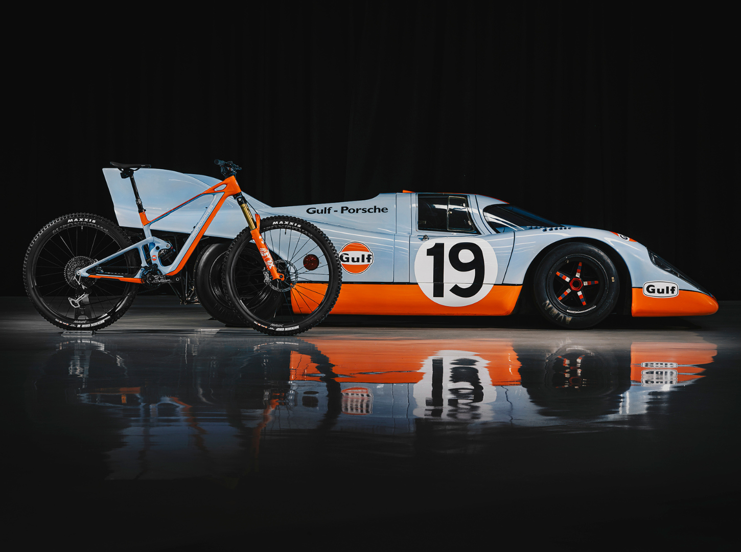 Studiofoto vom Mondraker NEAT Unlimited GulF Edition mit dem Gulf Porsche