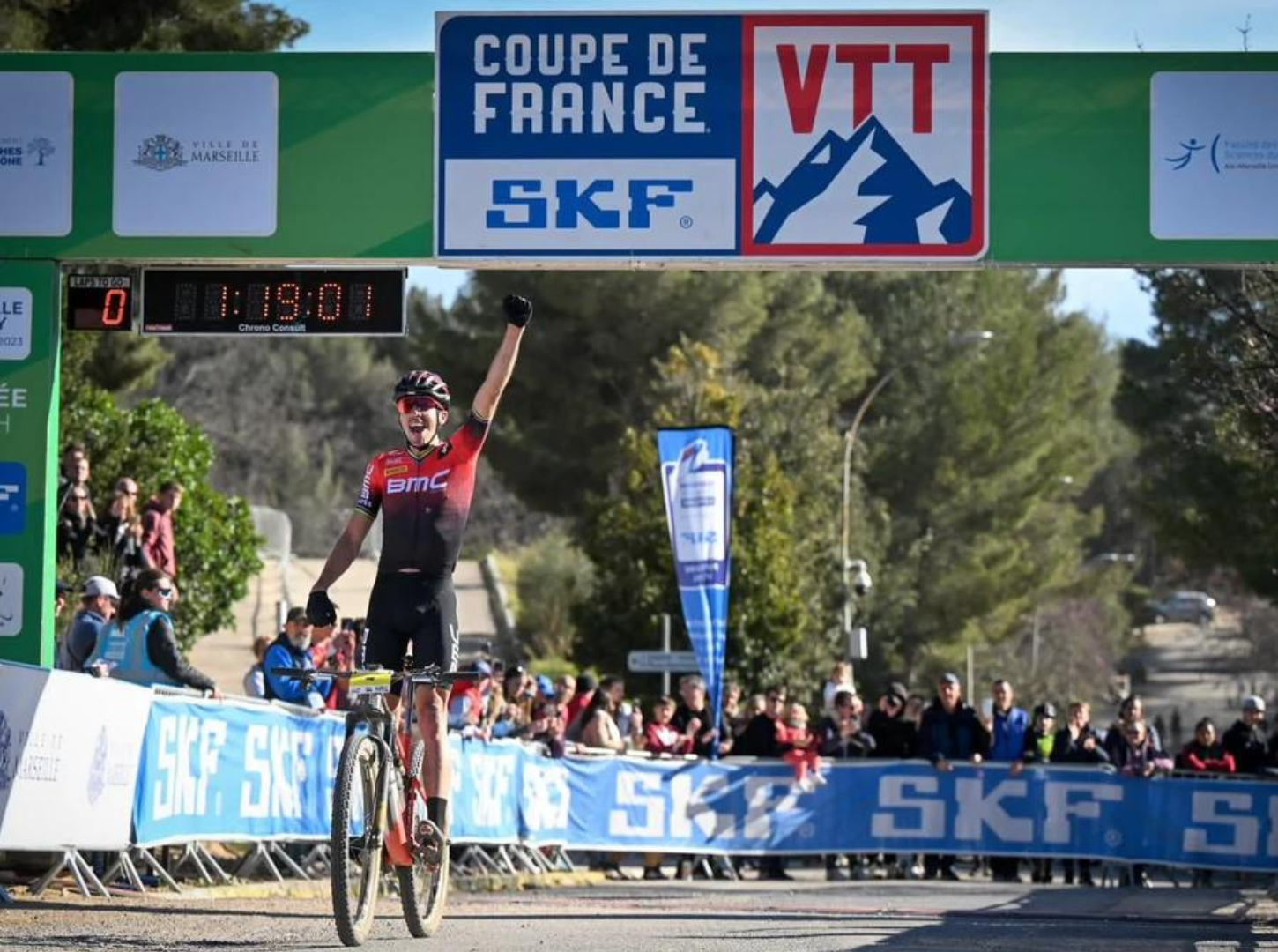 BMC Fourstroke Jordan Sarro Coupe de Drance Weltmeister beim Ziel Einfahren