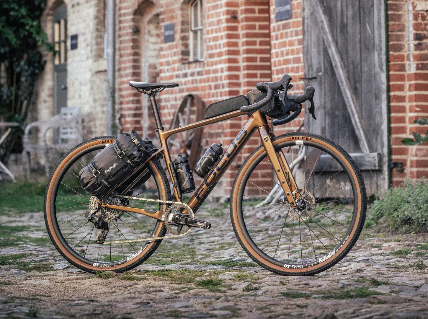 Outdoor Produktfoto Focus Atlas ausgestattet mit Graveltaschen fürs Bikepacking